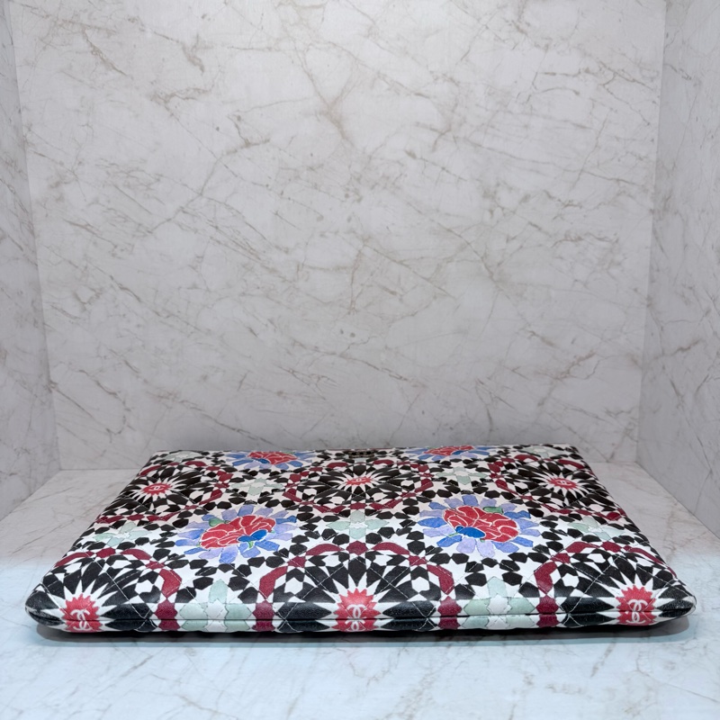 CHANEL花卉圖騰銀雙C LOGO手拿包-3