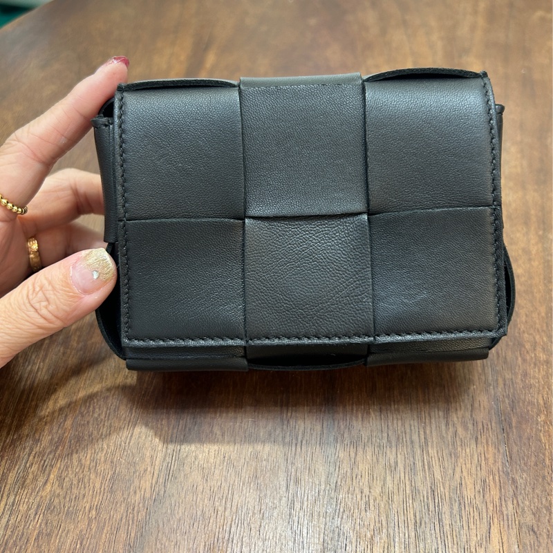 Bv 黑羊皮大編織mini下蓋斜背包-0