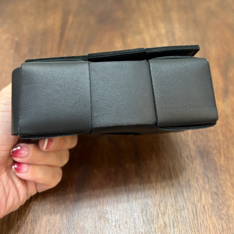 Bv 黑羊皮大編織mini下蓋斜背包-2