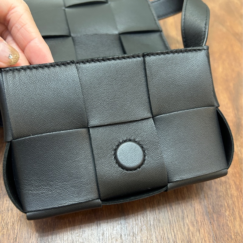 Bv 黑羊皮大編織mini下蓋斜背包-6