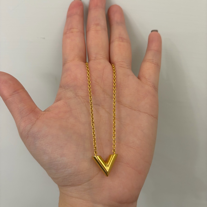 LV 金色Essential V字項鍊 M61083-1