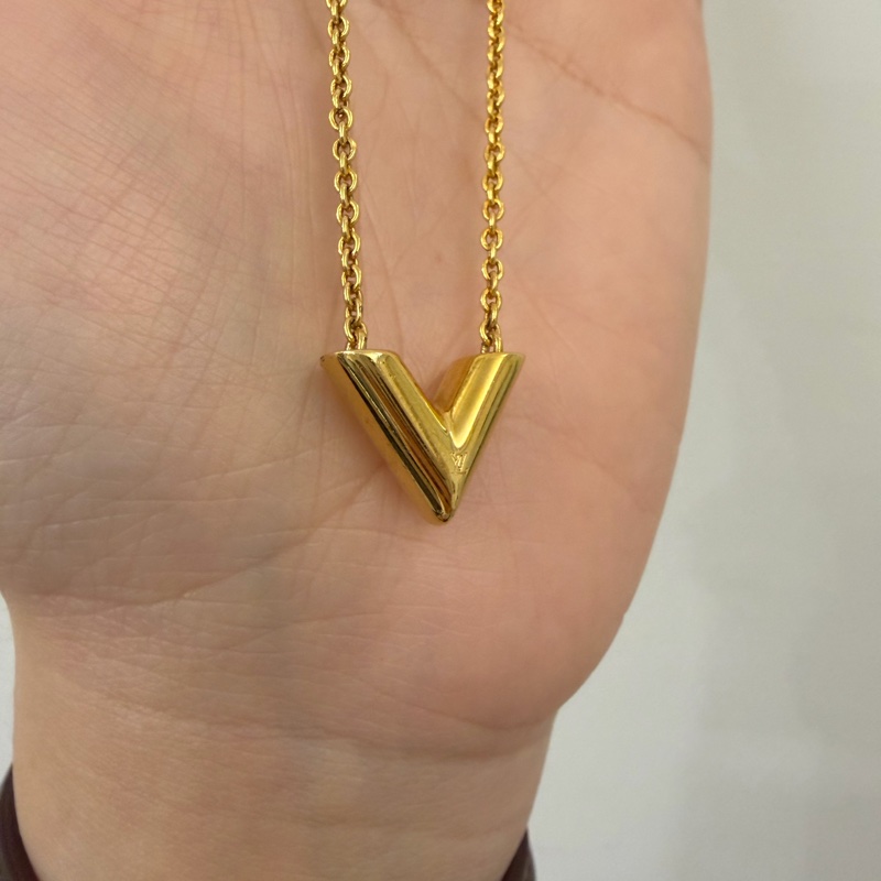 LV 金色Essential V字項鍊 M61083-2