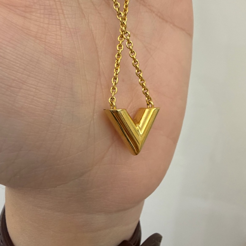 LV 金色Essential V字項鍊 M61083-4