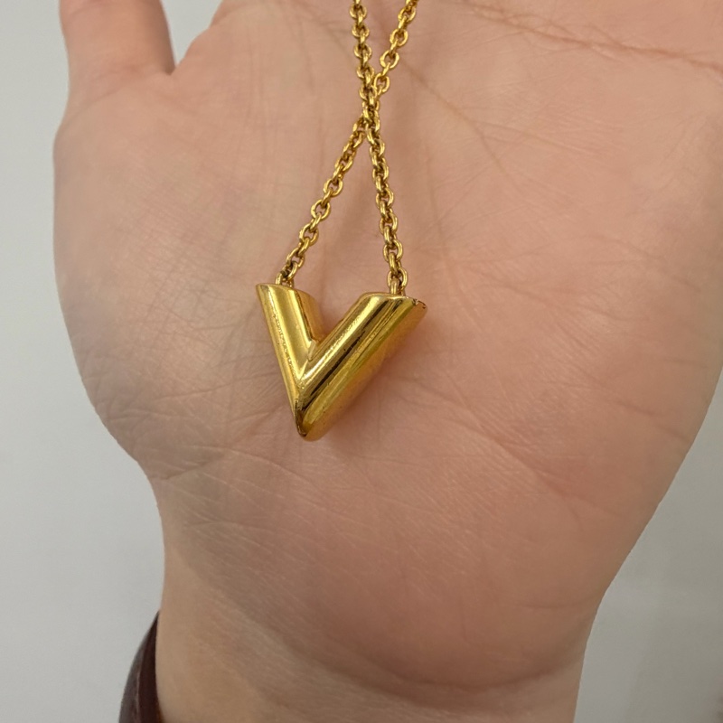 LV 金色Essential V字項鍊 M61083-5