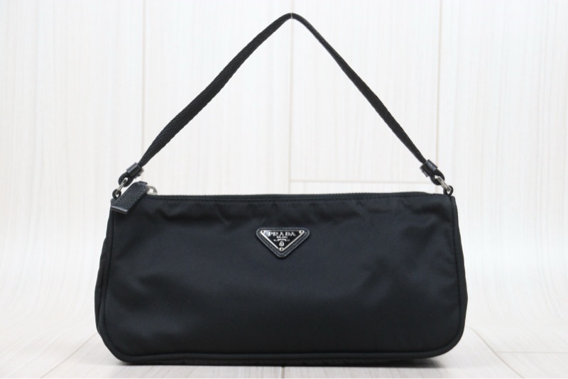 Prada hobo 腋下包 (新款有拉鏈內袋）-1