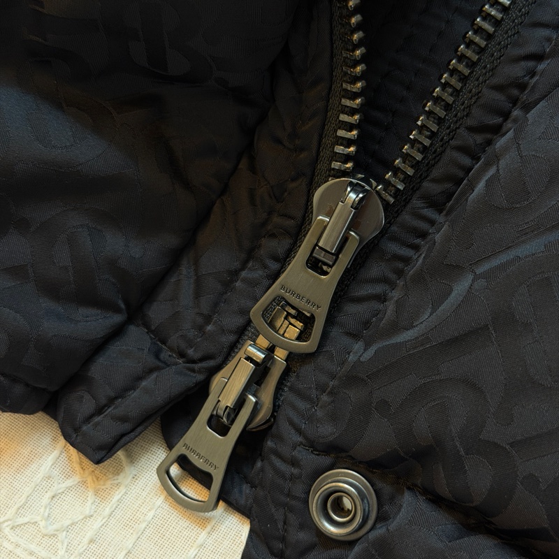 BURBERRY英國黑色TB連帽鵝絨大衣S-9