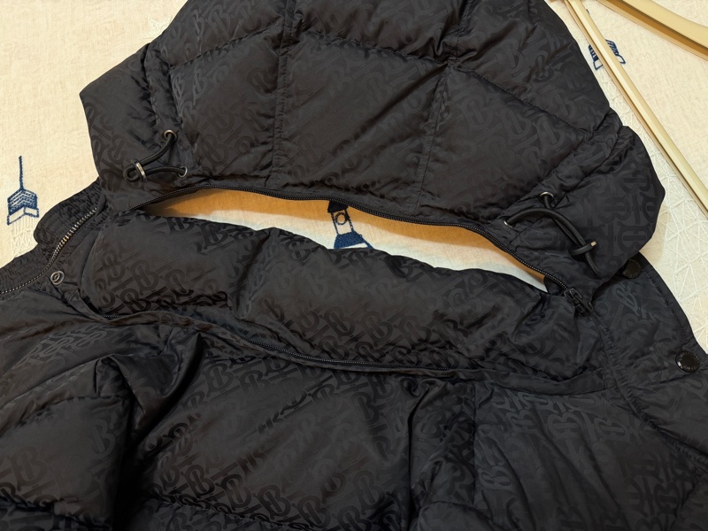 BURBERRY英國黑色TB連帽鵝絨大衣S-10