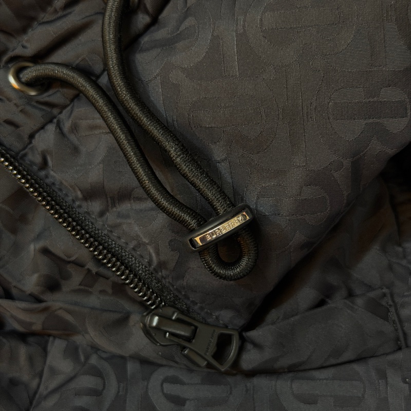 BURBERRY英國黑色TB連帽鵝絨大衣S-11