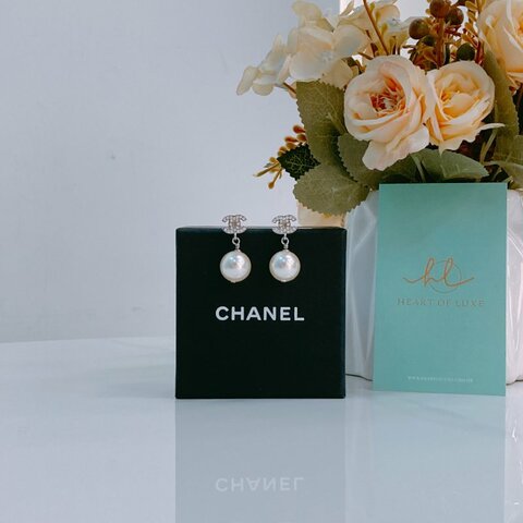 MS0401 Chanel 香奈兒 閃鑽 珍珠 優雅 氣質 銀飾 CC Logo With Pearls PHW x Crystal