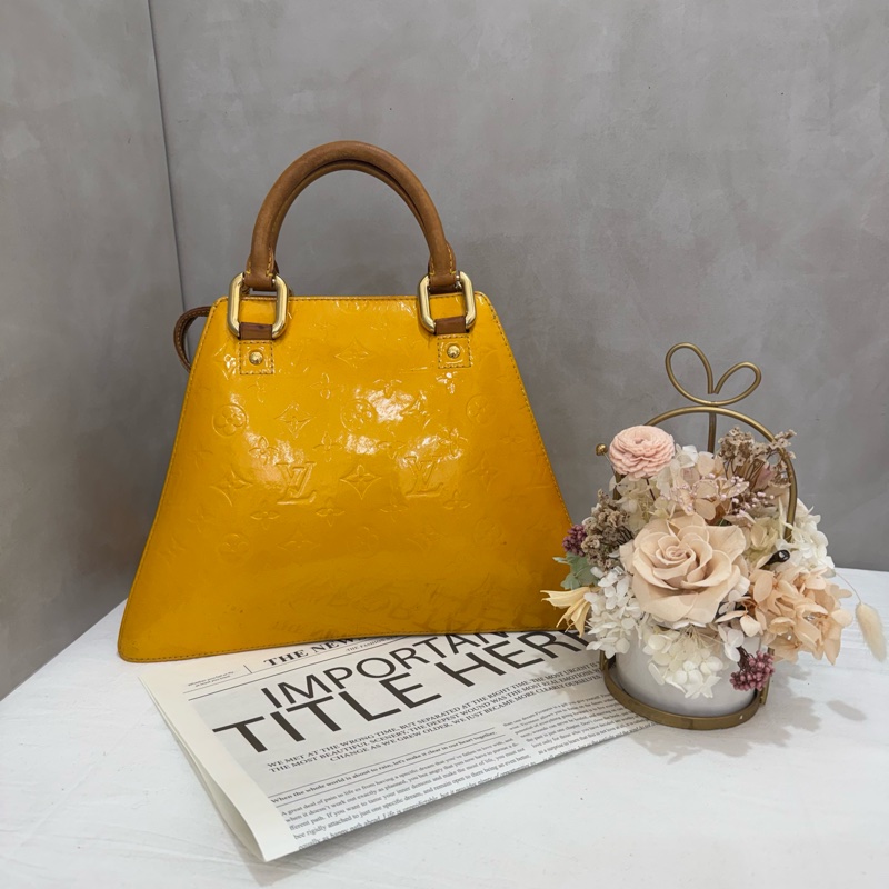 LV 漆皮梯形手提包-1