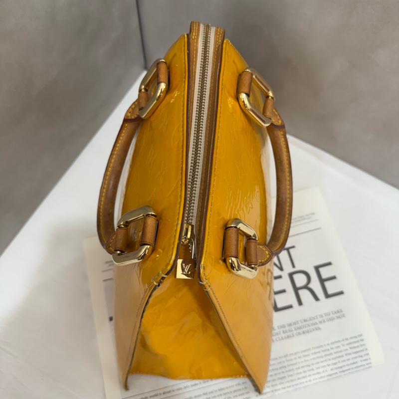 LV 漆皮梯形手提包-4