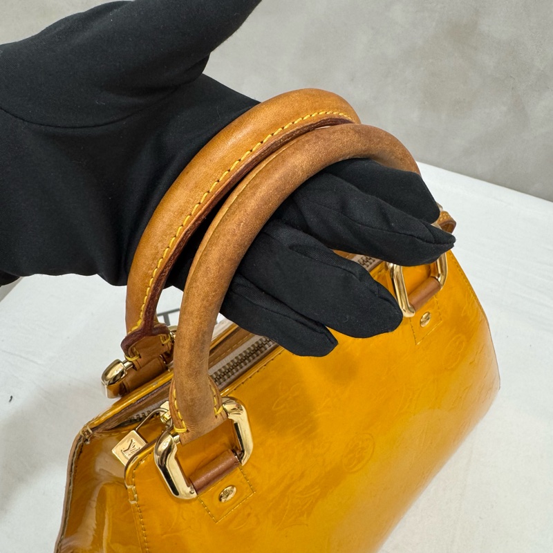 LV 漆皮梯形手提包-5