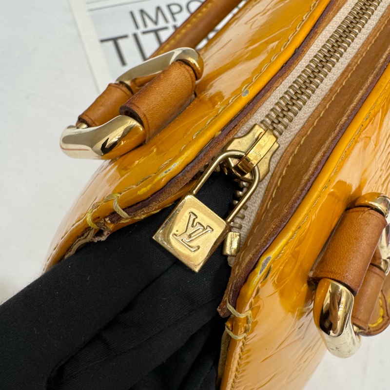 LV 漆皮梯形手提包-6