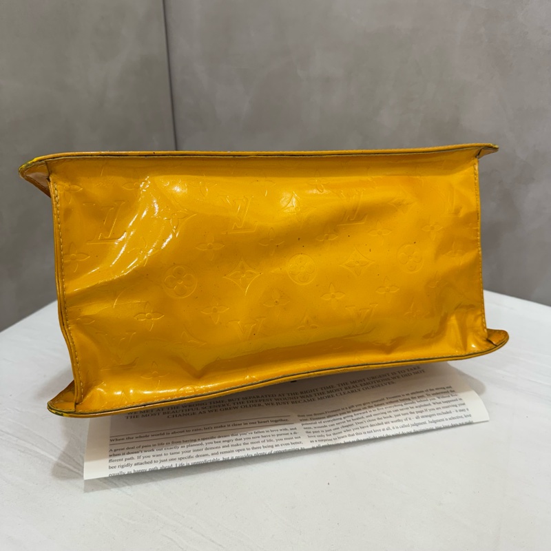 LV 漆皮梯形手提包-7