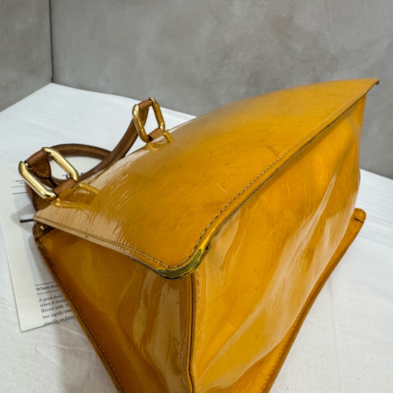 LV 漆皮梯形手提包-8