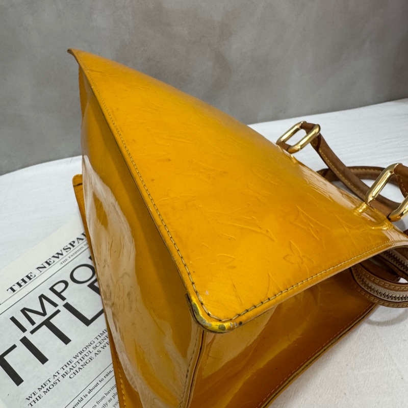 LV 漆皮梯形手提包-9