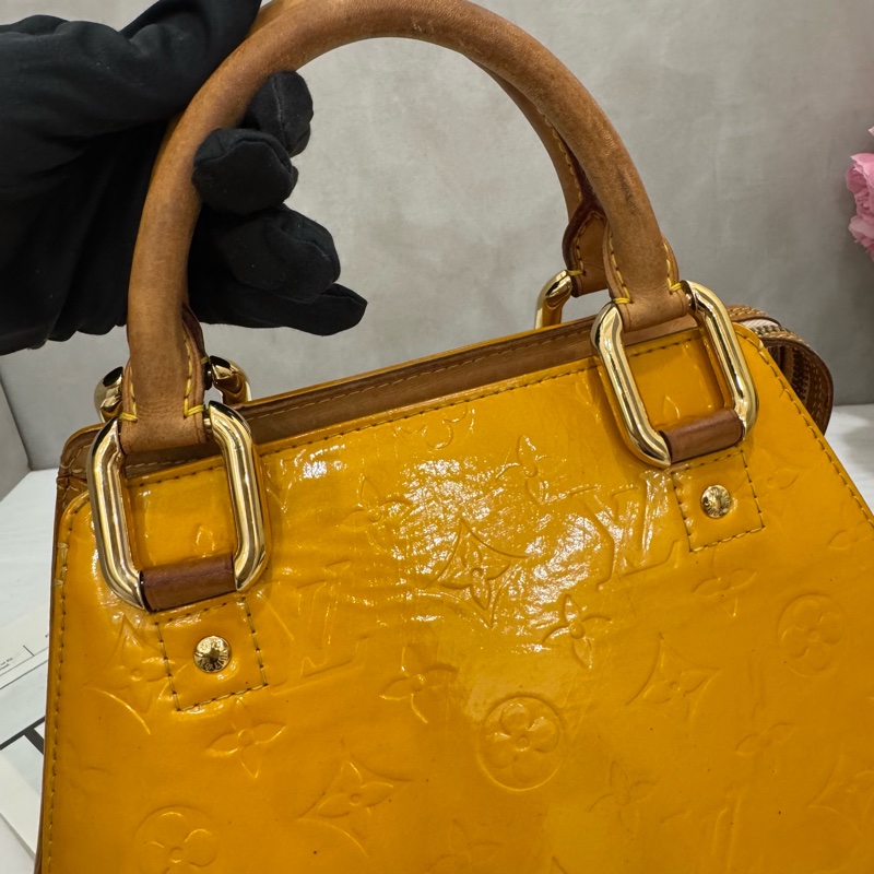 LV 漆皮梯形手提包-12