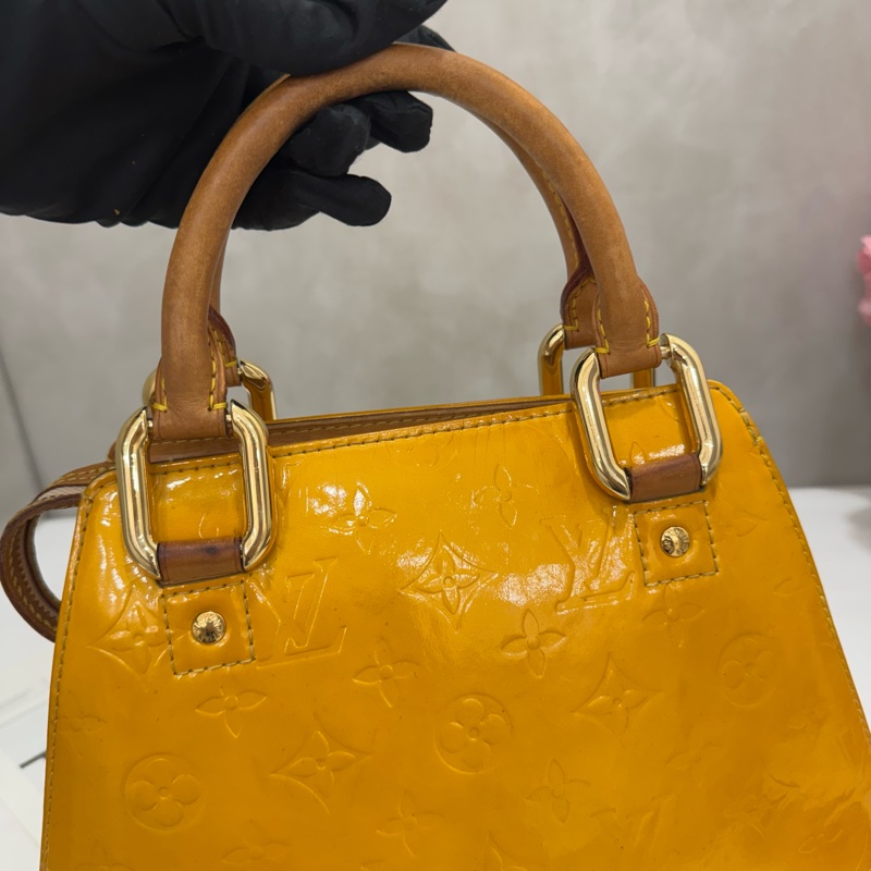 LV 漆皮梯形手提包-13