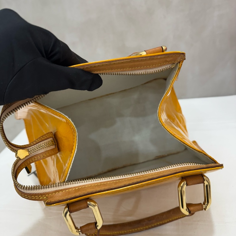 LV 漆皮梯形手提包-14