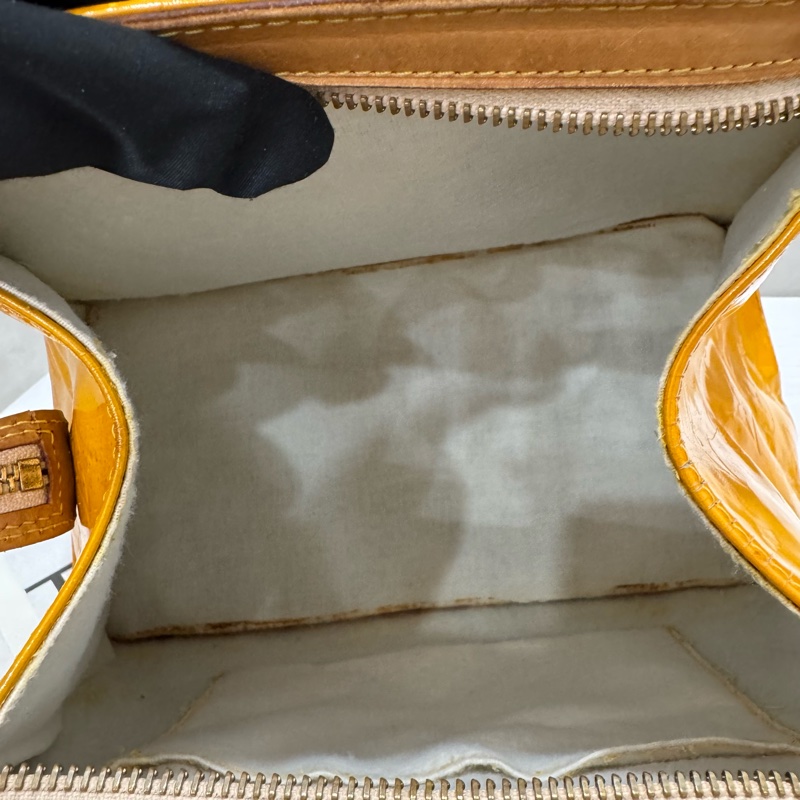 LV 漆皮梯形手提包-15