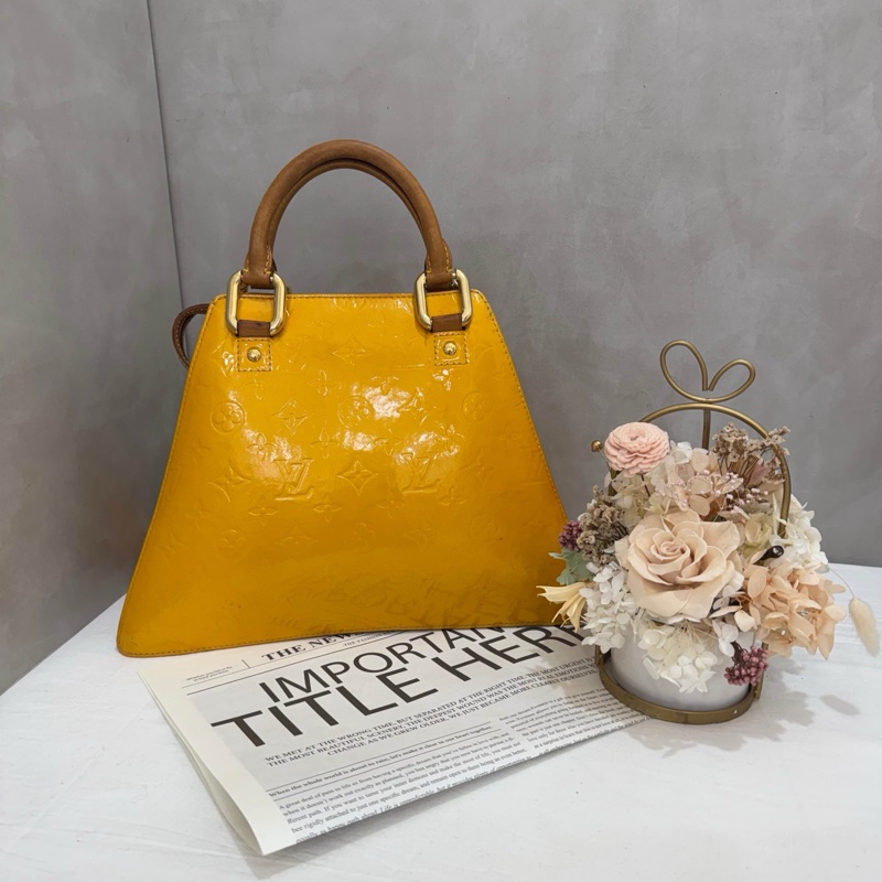 LV 漆皮梯形手提包-17