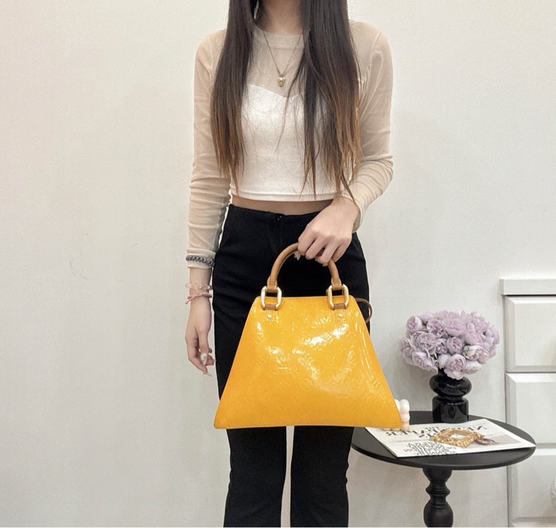 LV 漆皮梯形手提包-18