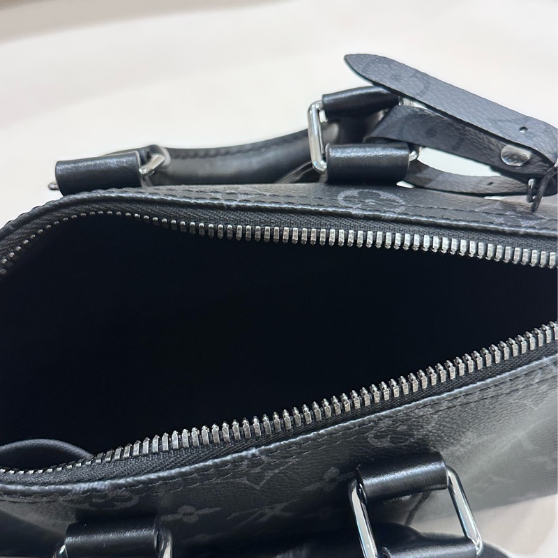 LV LOUIS VUITTON keepall 25 金屬件黑武士老花 單肩斜挎手提包 男款 黑色拼灰色-3