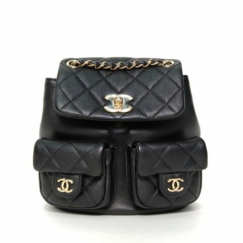 CHANEL 23ADuma抽繩口蓋雙肩包雙口袋小號18黑色牛皮晶片開淺金扣肩背包