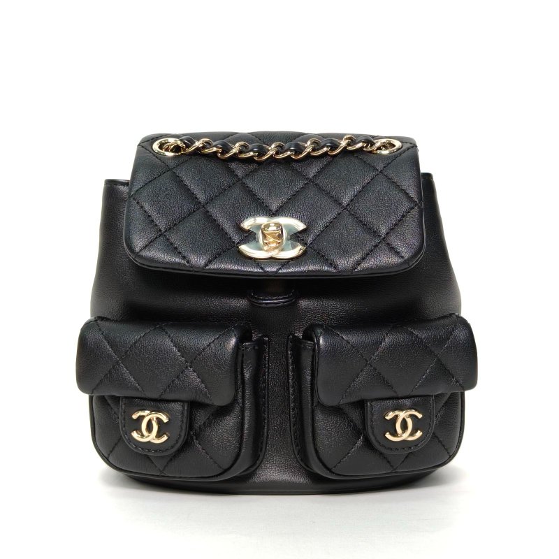 CHANEL 23ADuma抽繩口蓋雙肩包雙口袋小號18黑色牛皮晶片開淺金扣肩背包-0