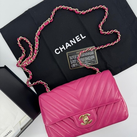 Chanel 2015-2016 Calfskin Chevron Shoulder Flap Bag with Gold hardware