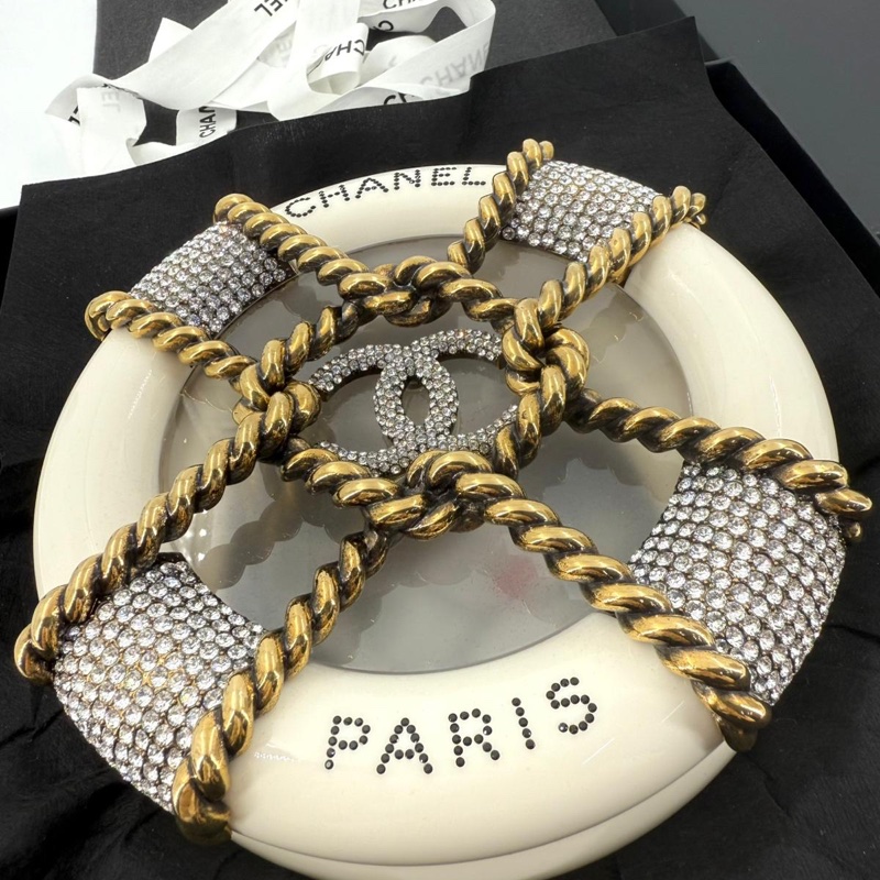 Chanel 18A Rhinestone Resin White Rescue Wheel Minaudière Bag-2