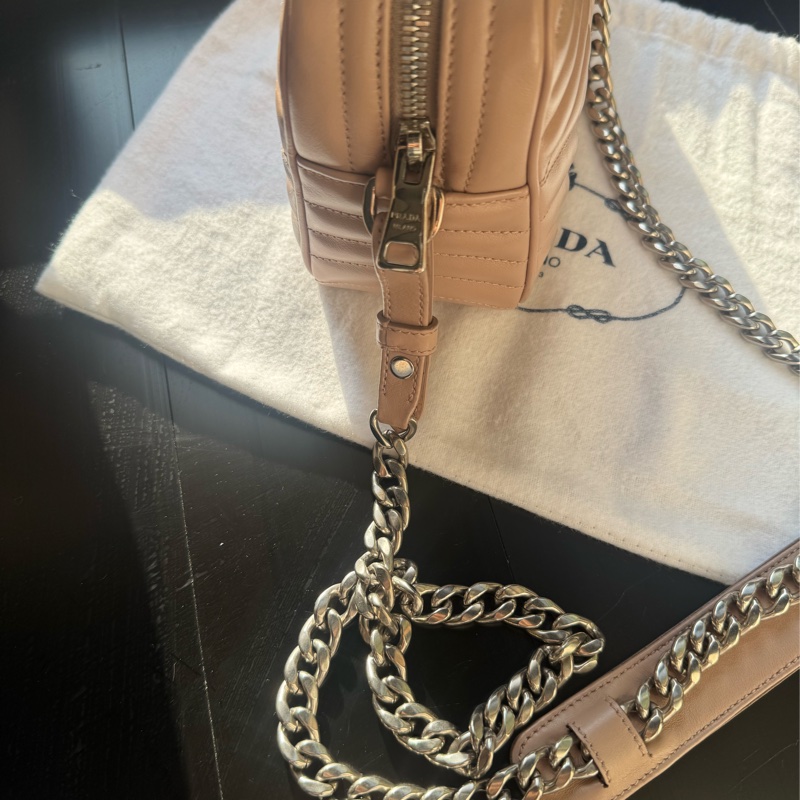Prada小牛皮裸膚色銀扣肩背袋-10