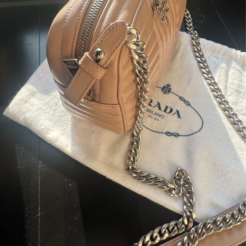 Prada小牛皮裸膚色銀扣肩背袋-13