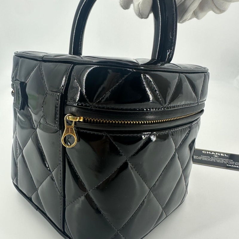 Chanel Vintage 96-97 Patent Leather Black Diamond Quilting Vanity Case with Gold Hardware-2