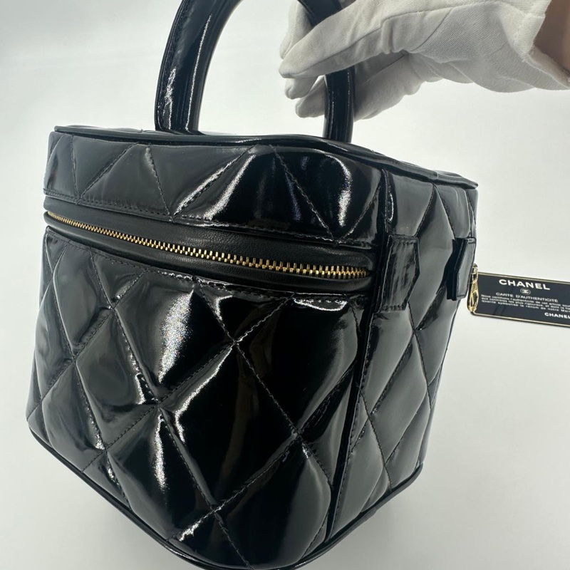 Chanel Vintage 96-97 Patent Leather Black Diamond Quilting Vanity Case with Gold Hardware-3