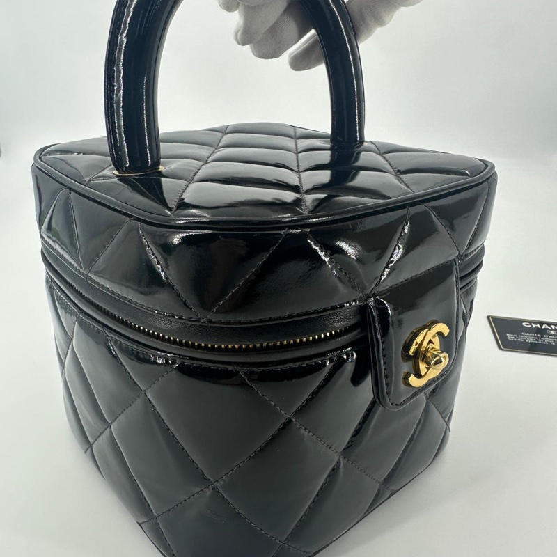 Chanel Vintage 96-97 Patent Leather Black Diamond Quilting Vanity Case with Gold Hardware-4
