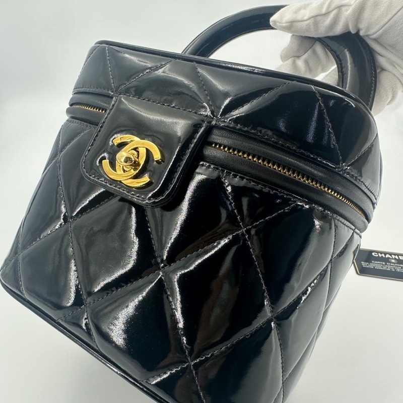 Chanel Vintage 96-97 Patent Leather Black Diamond Quilting Vanity Case with Gold Hardware-5