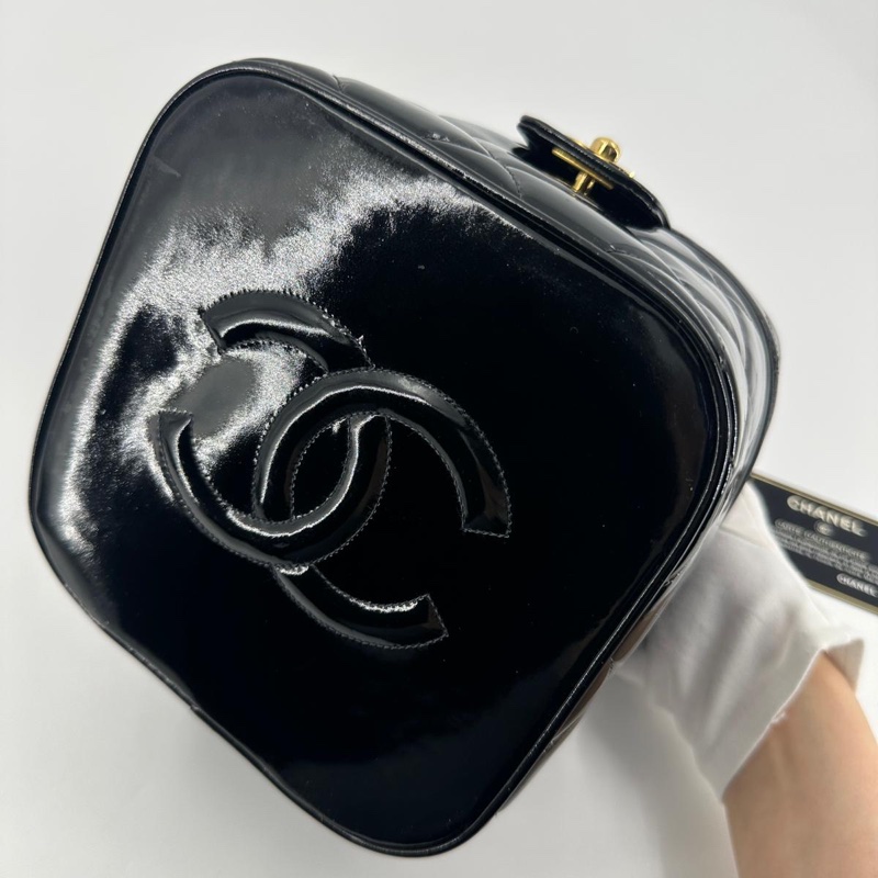 Chanel Vintage 96-97 Patent Leather Black Diamond Quilting Vanity Case with Gold Hardware-8