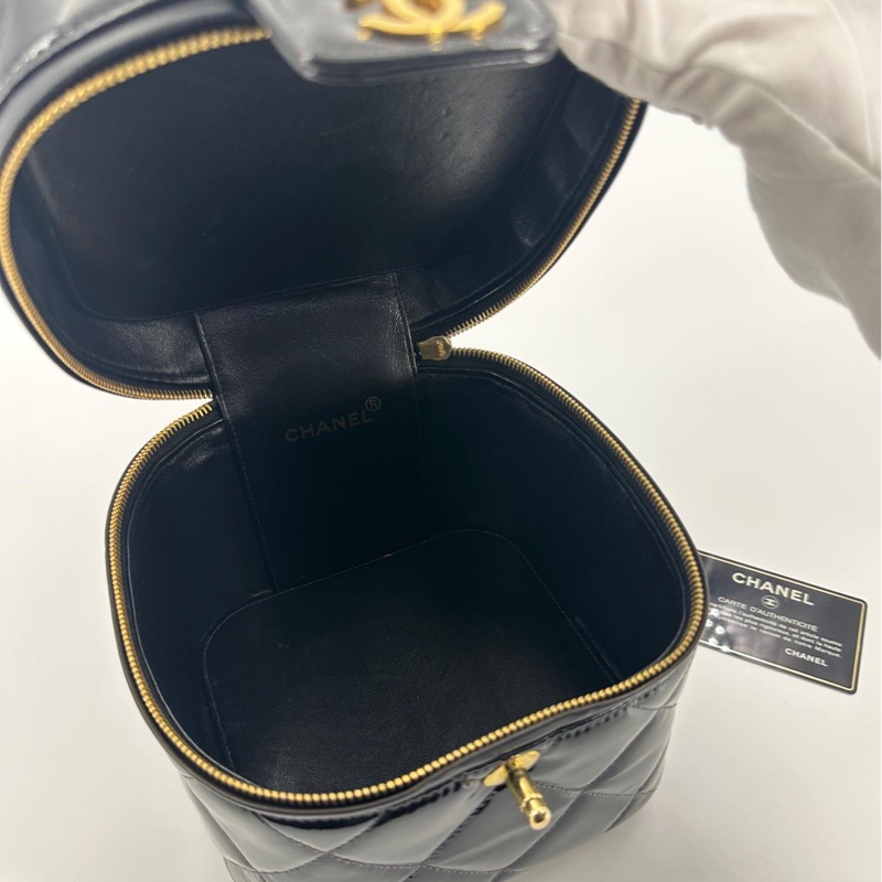Chanel Vintage 96-97 Patent Leather Black Diamond Quilting Vanity Case with Gold Hardware-11
