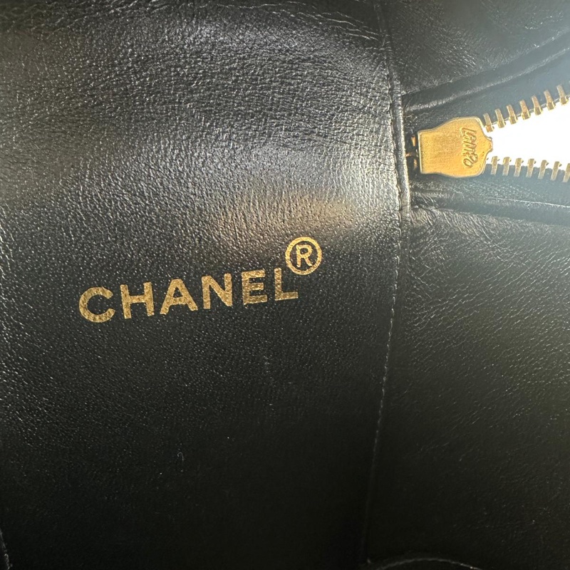 Chanel Vintage 96-97 Patent Leather Black Diamond Quilting Vanity Case with Gold Hardware-13