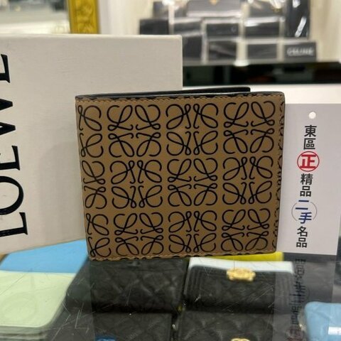 東區正精品㊣ LOEWE 奶茶色全皮滿版LOGO八卡短夾 RZ5476