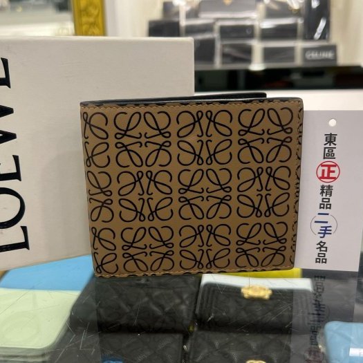 東區正精品㊣ LOEWE 奶茶色全皮滿版LOGO八卡短夾 RZ5476-0
