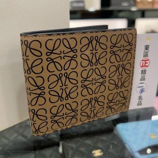 東區正精品㊣ LOEWE 奶茶色全皮滿版LOGO八卡短夾 RZ5476-2