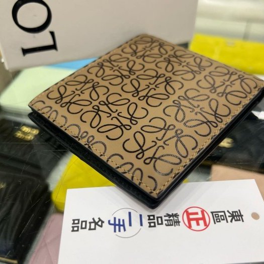 東區正精品㊣ LOEWE 奶茶色全皮滿版LOGO八卡短夾 RZ5476-5
