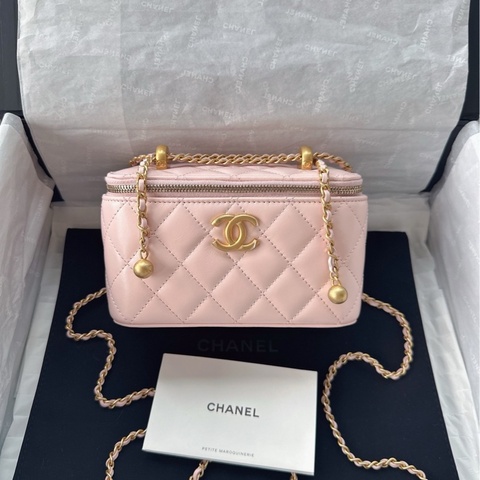 【配件：盒子、防塵袋、說明書 💕 全新】Chanel 25S 雙金球 長盒子 盒子包 化妝包 粉色 櫻花粉 金扣 牛皮 肩帶可調節 手提 單肩 斜挎