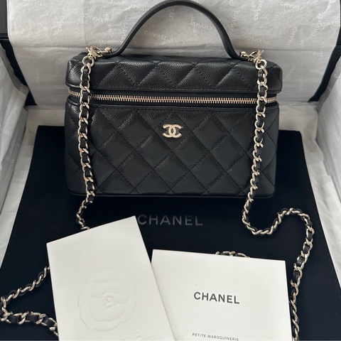 【配件：盒子、防塵袋、小票 💕 】Chanel 25b lp 飯盒包 盒子包 雙C小logo 黑金 黑色 金扣 肩帶可拆卸 荔枝牛皮 手提 單肩 斜挎
