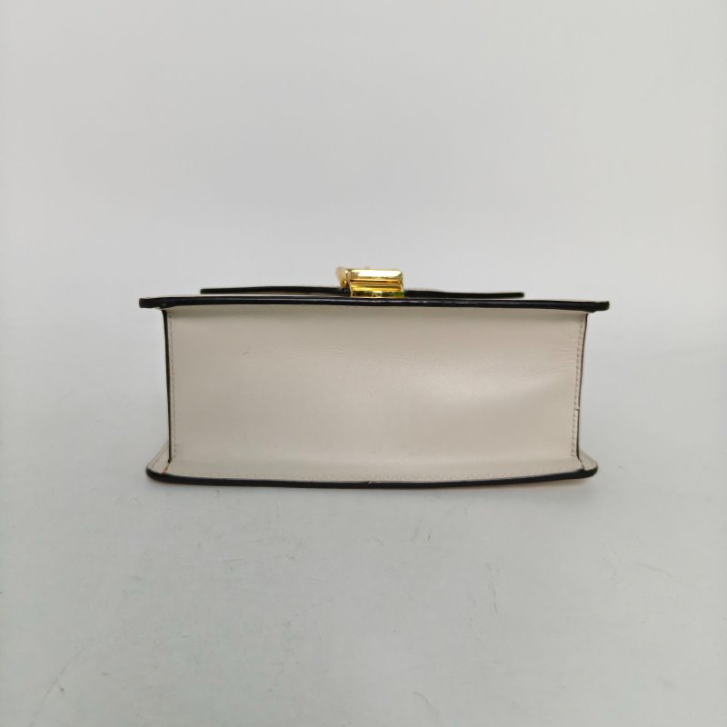 GUCCI Sylvie塞爾維亞絲帶包皮手帶Mini20白色牛皮金扣肩背包-4