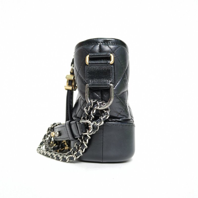 CHANEL GABRIELLE流浪小號20黑色牛皮26開金銀扣肩背包-3