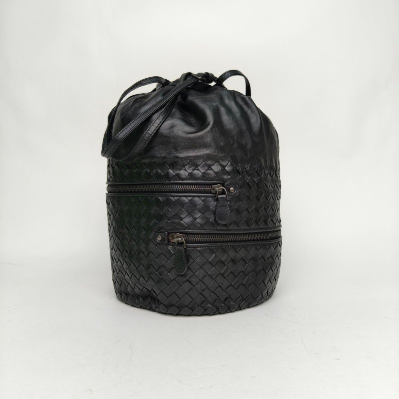 BOTTEGA VENETA 黑色羊皮鎢鋼扣經典編織水桶包肩背包-0