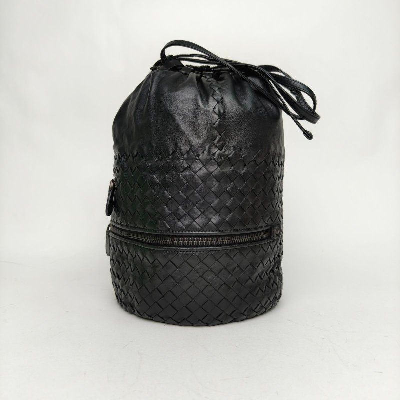 BOTTEGA VENETA 黑色羊皮鎢鋼扣經典編織水桶包肩背包-1